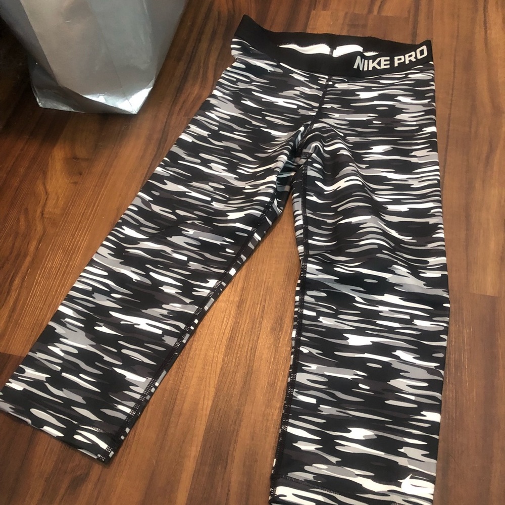 Cropped Nike Pro S camo leggings